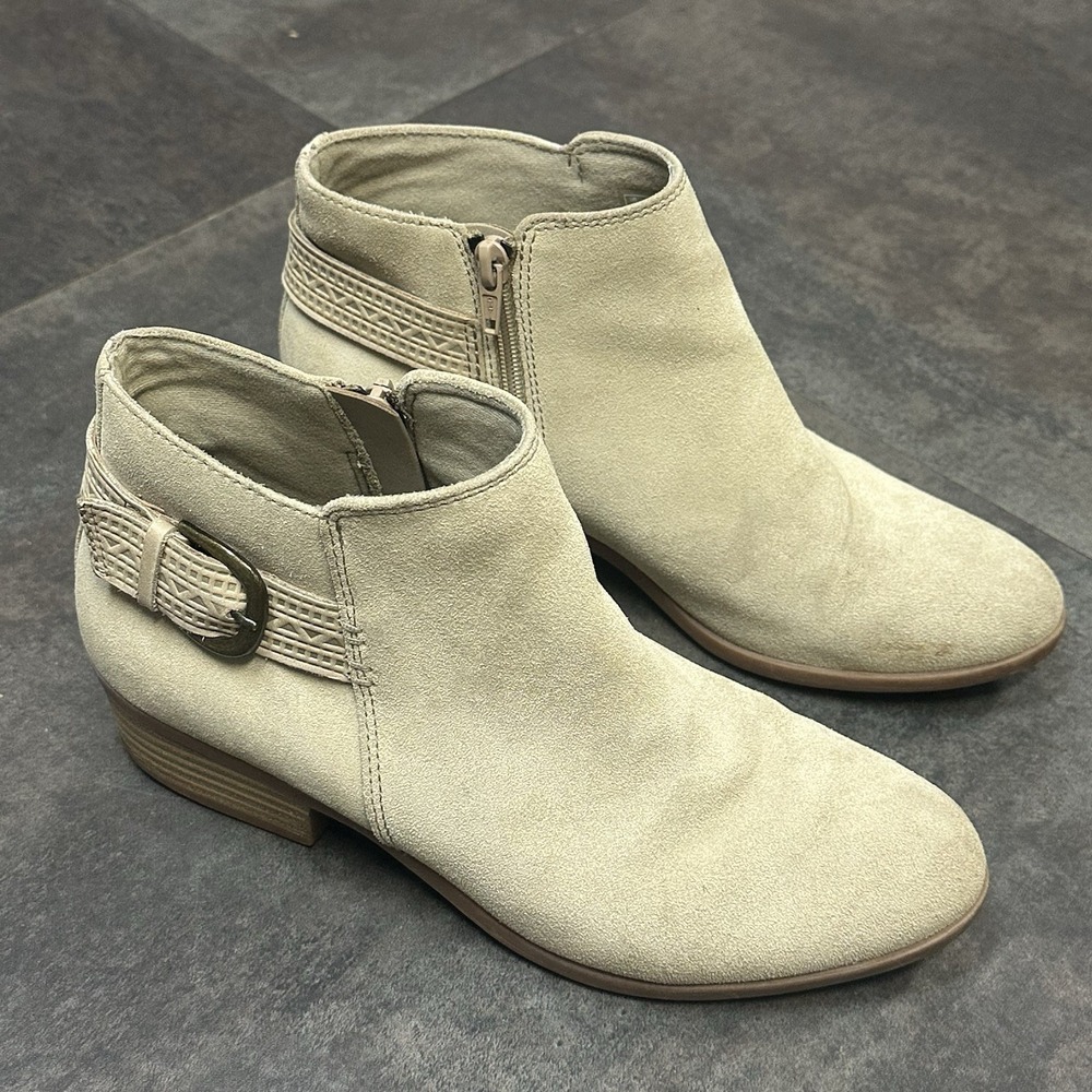 Clark's Addiy Kara Ankle Booties 7 1/2 Beige Suede Leather Almond Toe Zip Boot